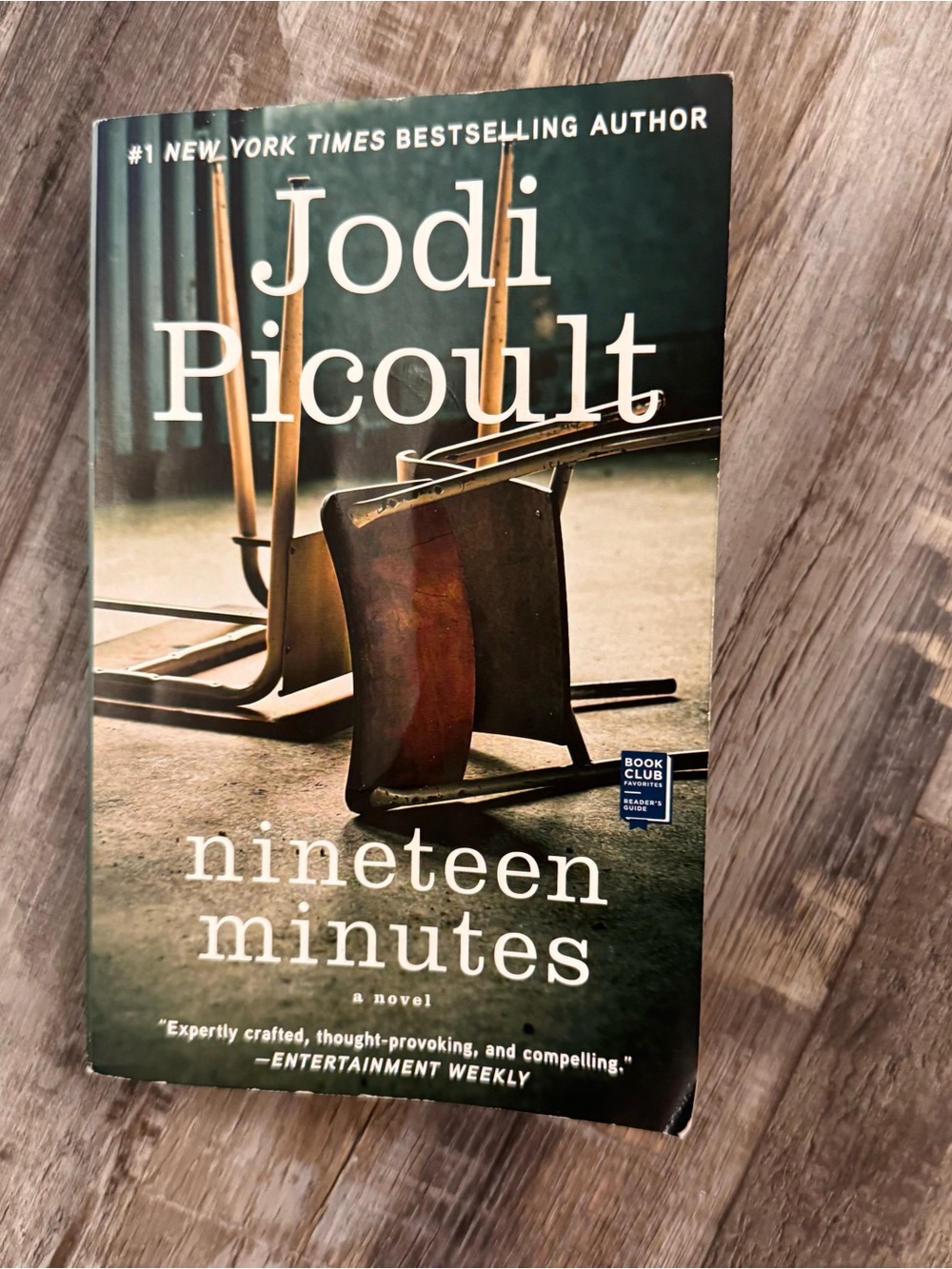 Nineteen Minutes by Jodi Picoult Paperback book